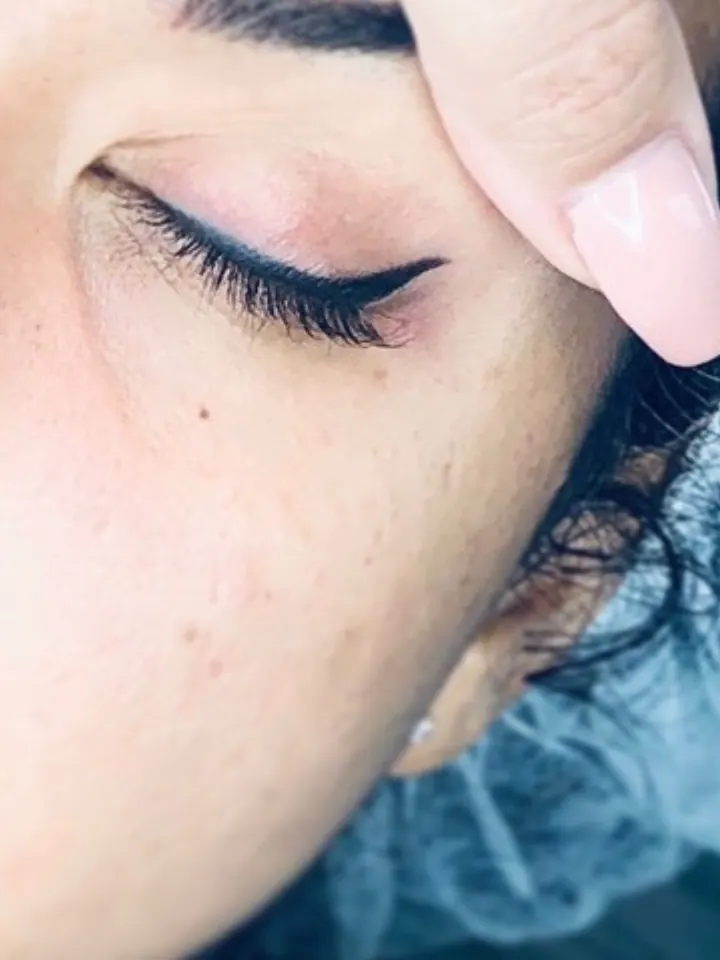 Verfijnde permanente eyeliner langs de wimperrand