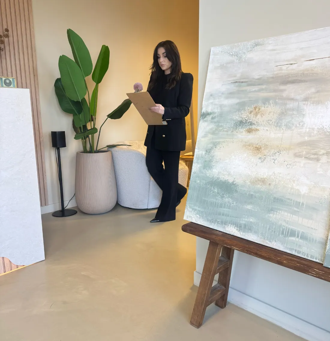 Joyce van Dam in haar privéstudio in Heerjansdam