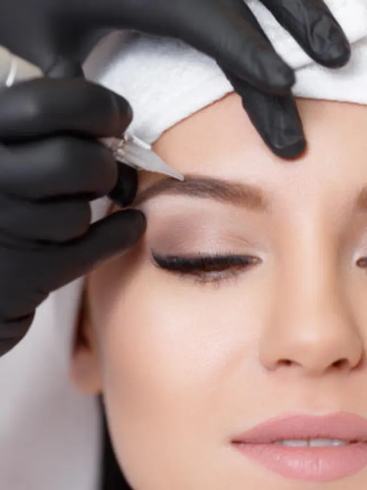 Powder brows worden zorgvuldig aangebracht